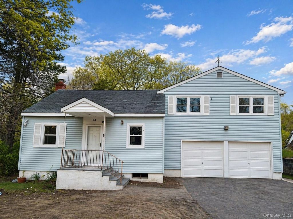 Photo of 24 Stratford Avenue, Dix Hills, NY 11746 (MLS # 988934)