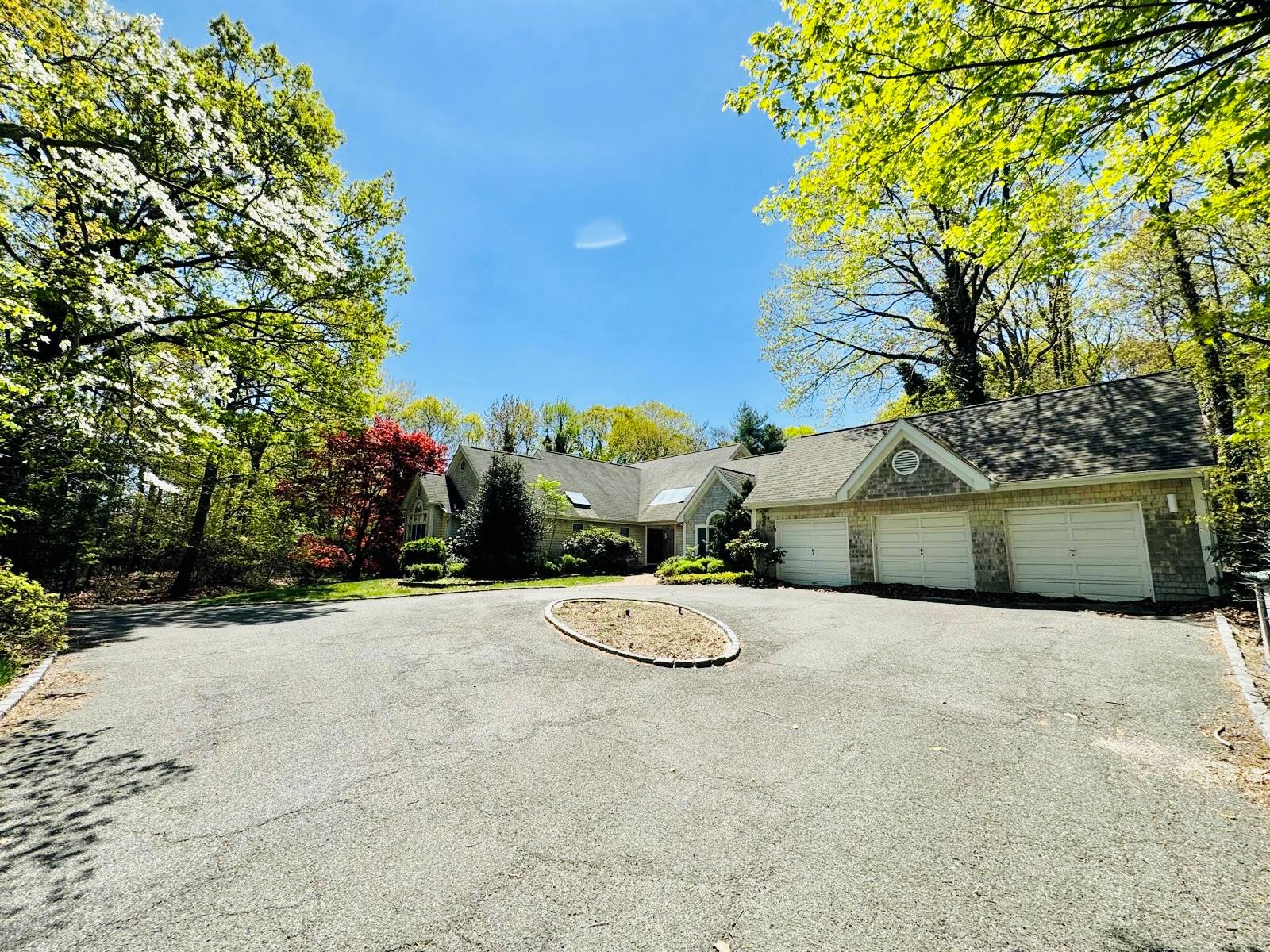 Cliff Road, Port Jefferson, Hamptons, NY - 5 Bedrooms  
4 Bathrooms - 