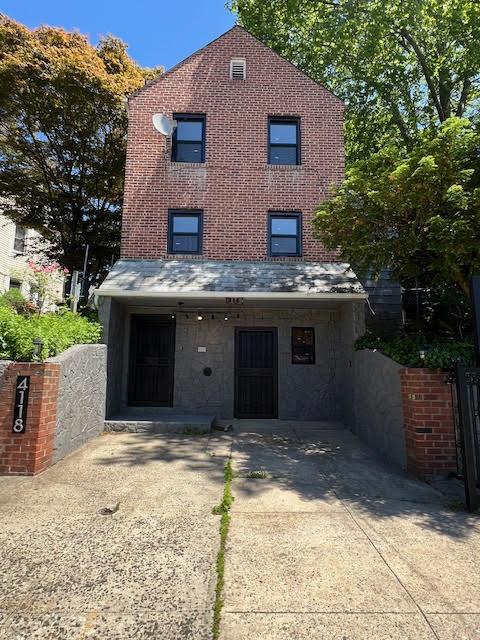 Hill Avenue, Bronx, New York - 4 Bedrooms  
3 Bathrooms  
9 Rooms - 