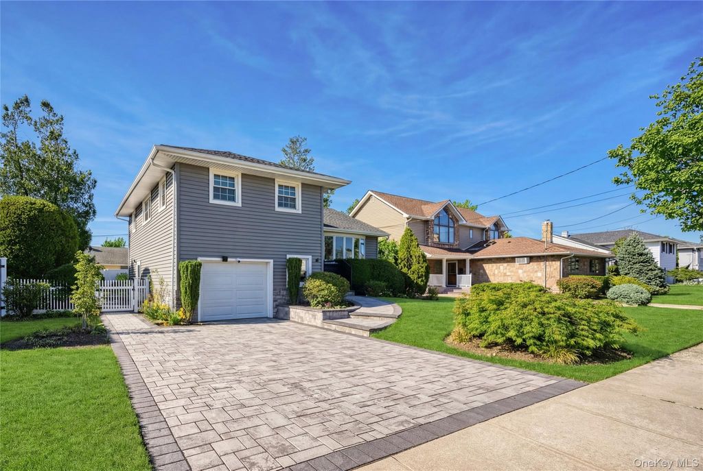 Photo of 46 Elmtree Lane, Jericho, NY 11753 (MLS # 983773)