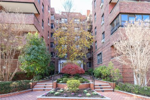 Photo of 69-40 Yellowstone Boulevard #407, Forest Hills, NY 11375 (MLS # 937783)