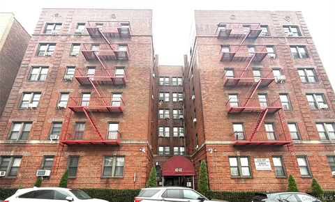 Photo of 42-52 Layton Street #6F, Elmhurst, NY 11373 (MLS # 924044)