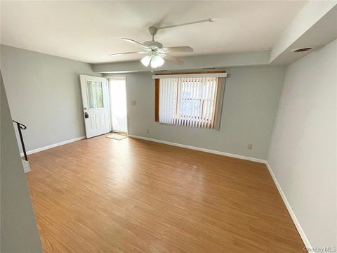 34 Wooded Way Calverton NY 11933
