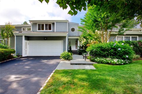 68 Bond Court Manhasset NY 11030