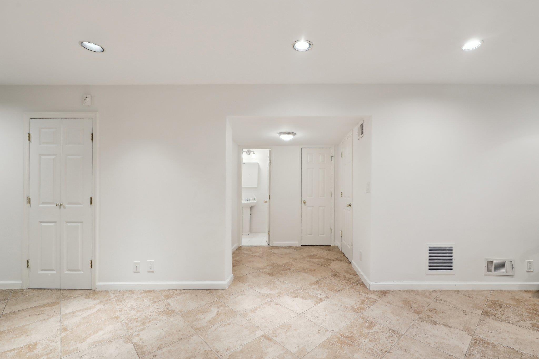 56 Rolling Way, New Rochelle, New York image 36