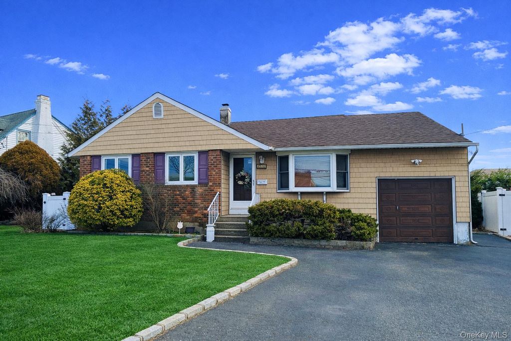 Photo of 2337 Sycamore Avenue, Wantagh, NY 11793 (MLS # 955223)