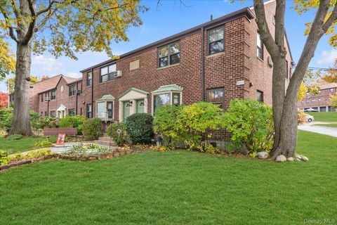 Photo of 244-02 57th Drive #E-6, Douglaston, NY 11362 (MLS # 931225)