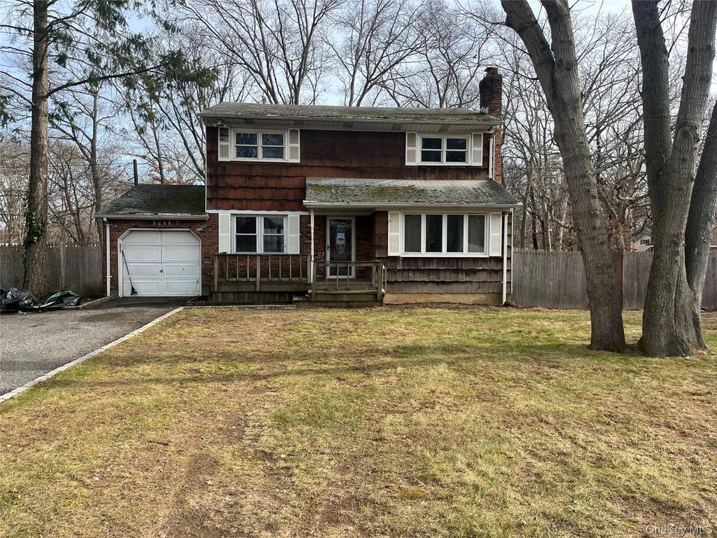 Photo of 981 Connetquot Avenue, Central Islip, NY 11722 (MLS # 944089)