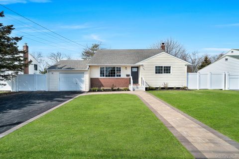 40 Durhamoc Lane North Babylon NY 11703