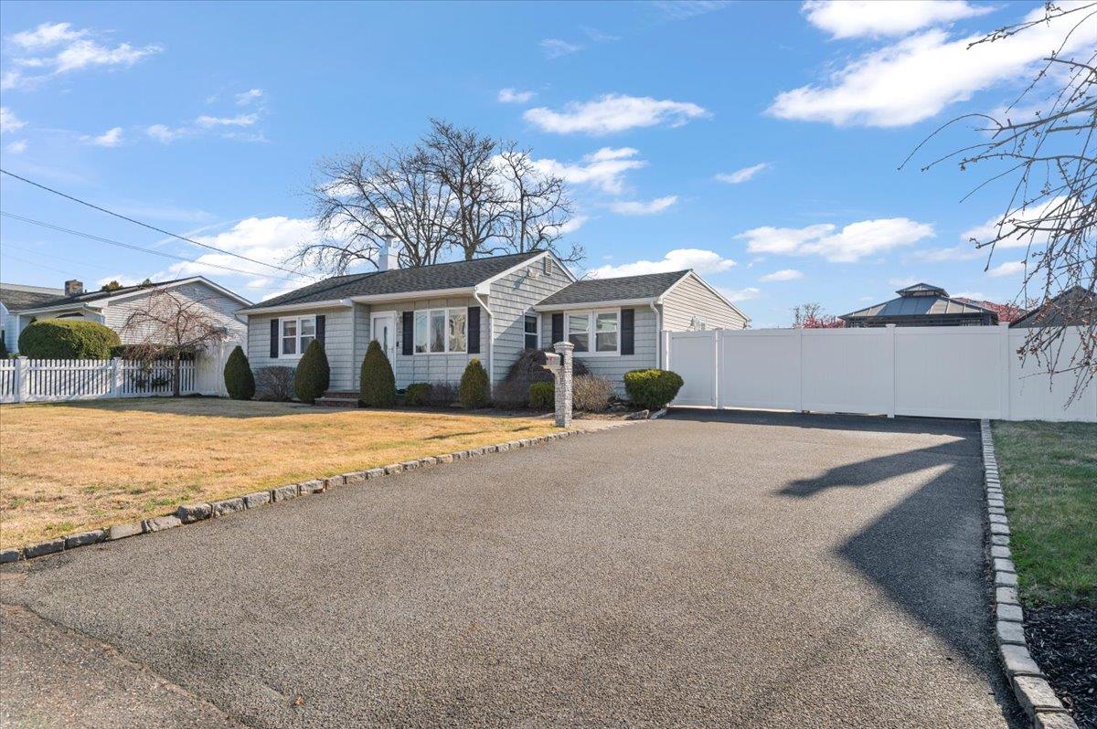 825 Milligan Lane, West Islip, New York image 2