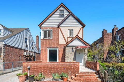Photo of 6210 Boelsen Crescent, Rego Park, NY 11374 (MLS # 999633)