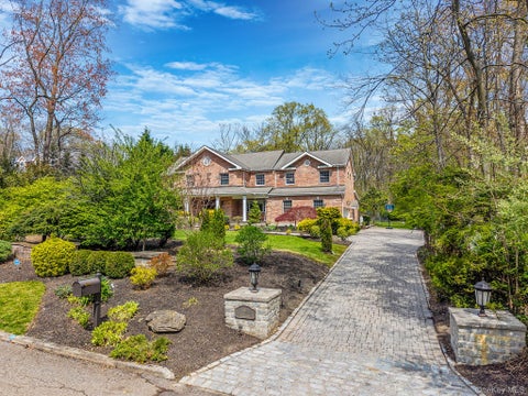 Homes For Sale - 9 Arista Court<br/> Dix Hills, NY 11746