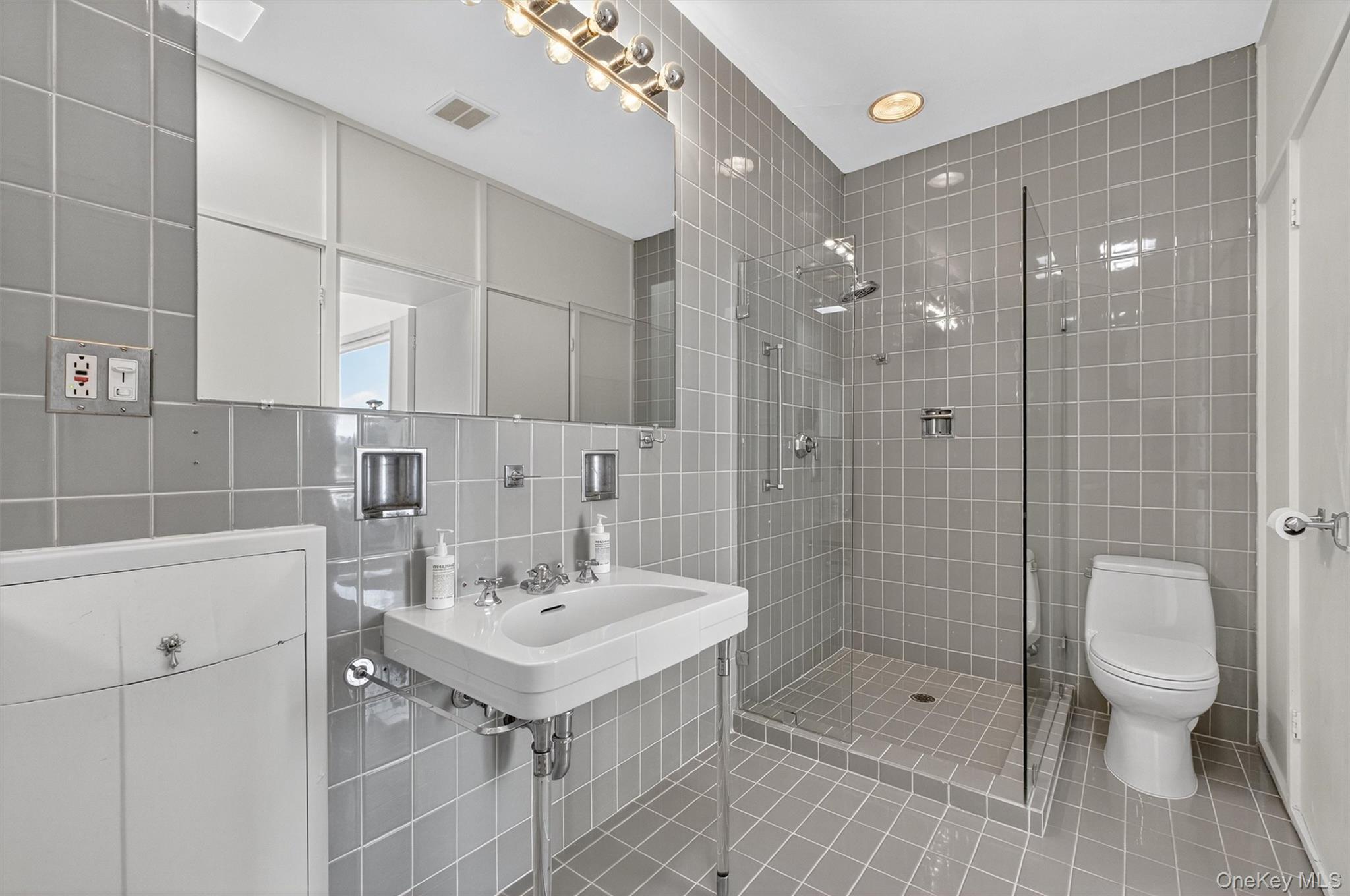 Newburgh, New York 12550, United States, 4 Bedrooms Bedrooms, ,3 BathroomsBathrooms,Residential,Active,185266