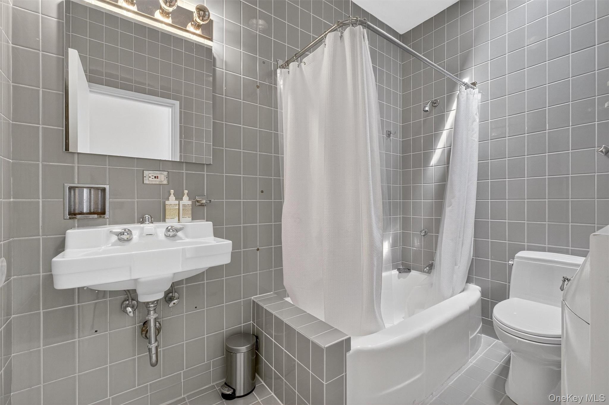 Newburgh, New York 12550, United States, 4 Bedrooms Bedrooms, ,3 BathroomsBathrooms,Residential,Active,185266