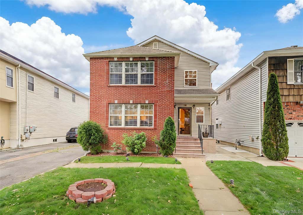 Photo of 75 Cedar Place, Floral Park, NY 11001 (MLS # 1017267)