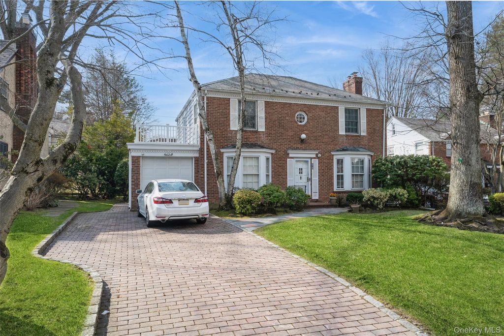 Photo of 24 Welwyn Road, Great Neck, NY 11021 (MLS # 973357)