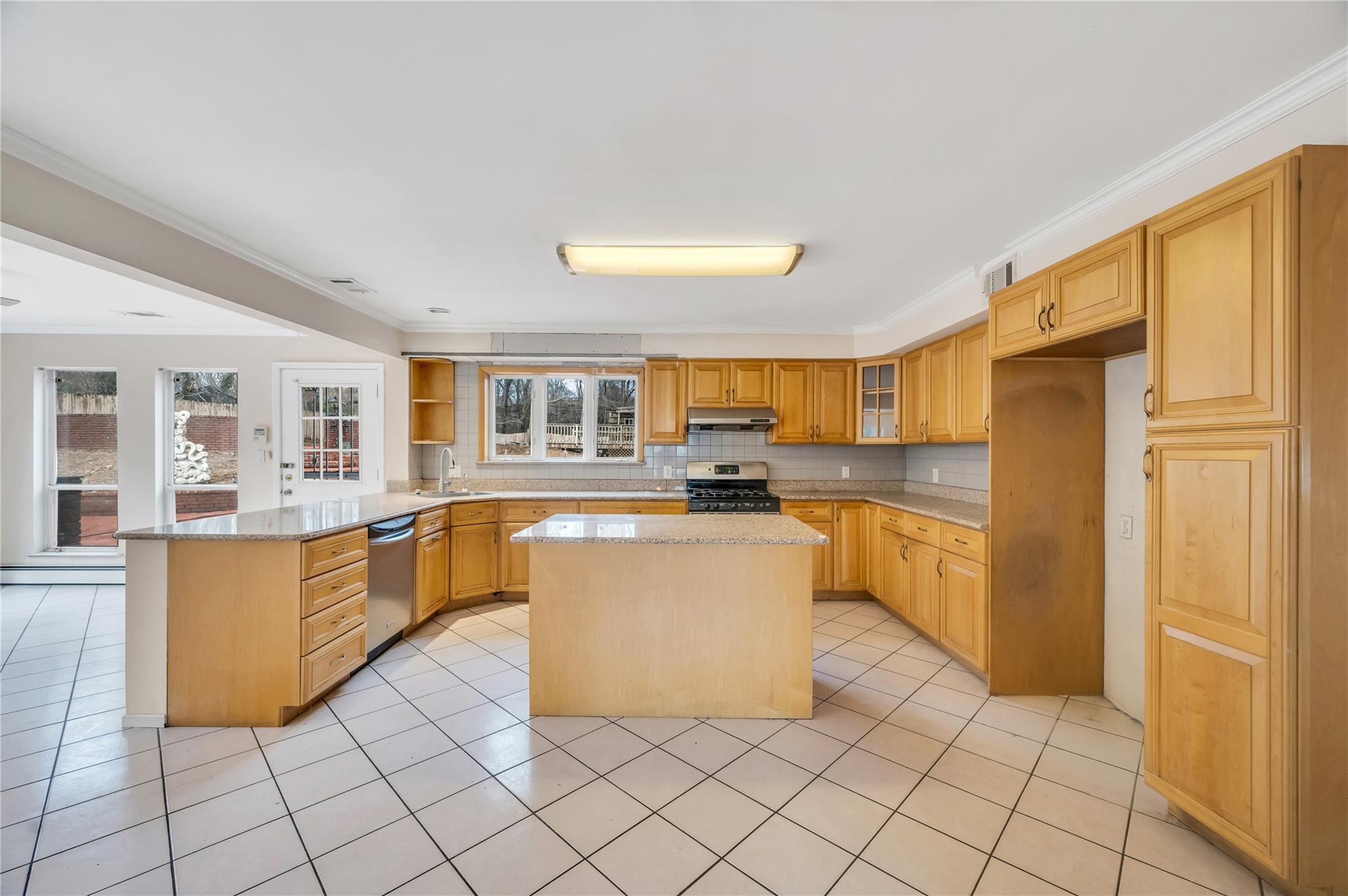 79 Wildwood Drive, Dix Hills, New York image 10