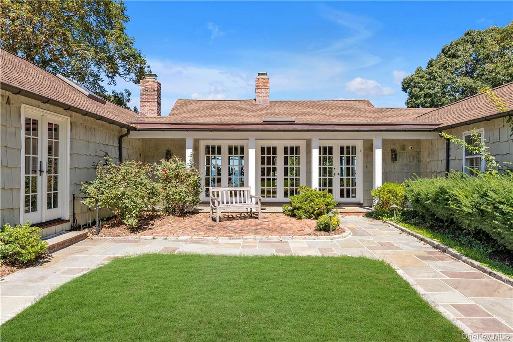 Photo of 120 W Creek Farms Road, Sands Point, NY 11050 (MLS # 984288)