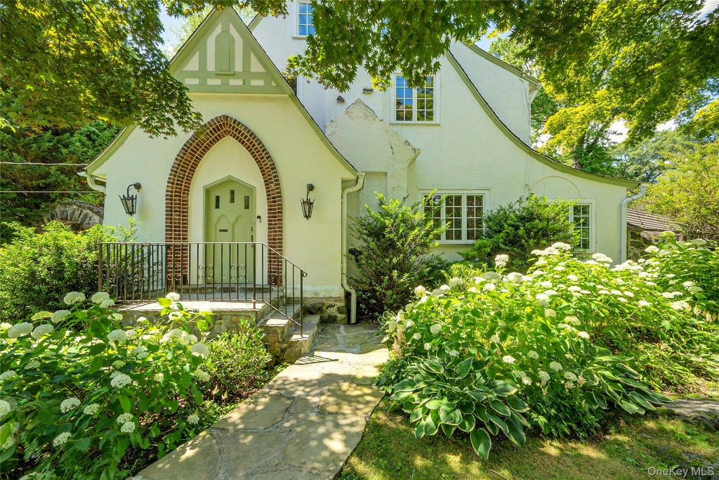 Photo of 42 Knollwood Drive, Larchmont, NY 10538 (MLS # 1018462)