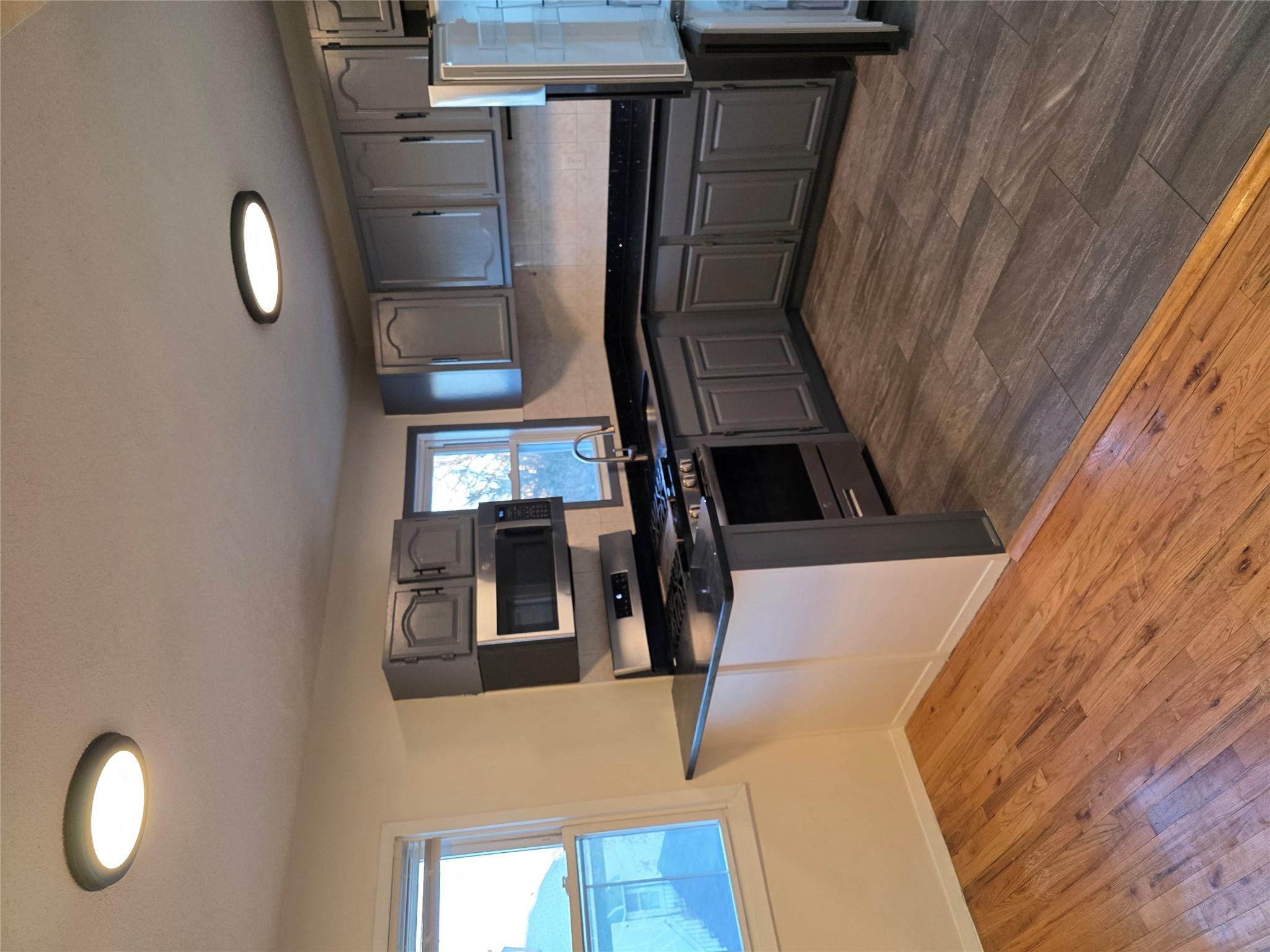 Curtis St St 2nd Floor, East Elmhurst, Queens, NY - 2 Bedrooms  
1 Bathrooms - 