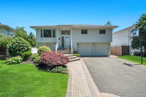 Photo of 1827 Roberta Lane, Merrick, NY 11566 (MLS # 1009455)