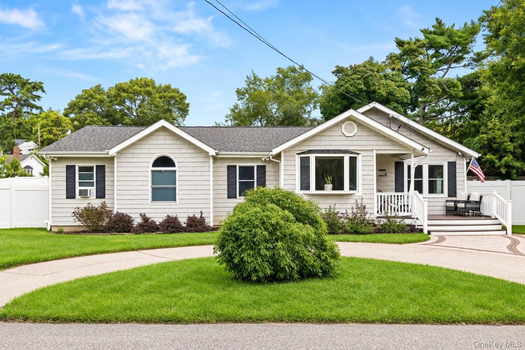 Photo of 5 Charles Court, Lake Ronkonkoma, NY 11779 (MLS # 1054696)