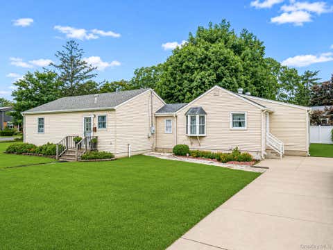 Homes For Sale - 21 Cherokee Drive<br/> Bay Shore, NY 11706