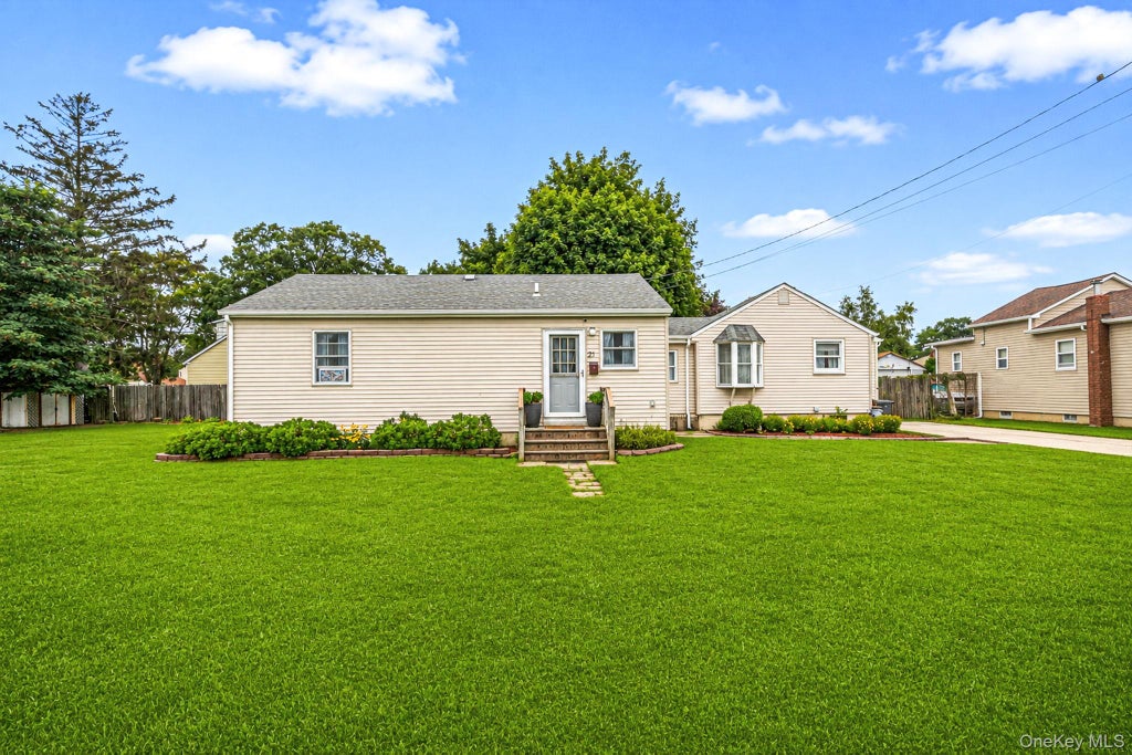 Photo of 21 Cherokee Drive, Bay Shore, NY 11706 (MLS # 1040654)