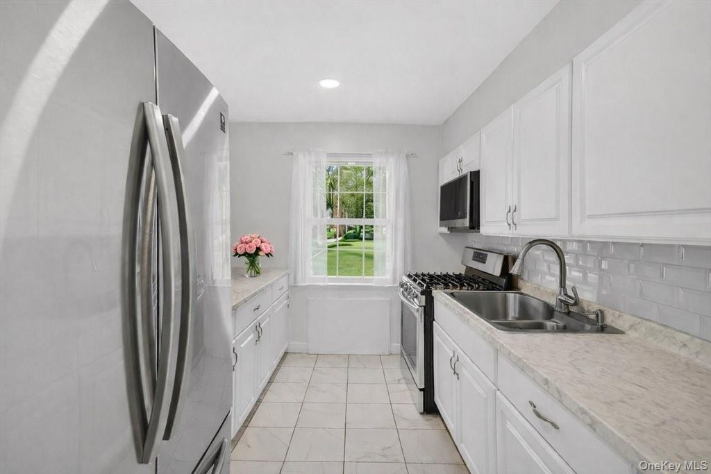 Photo of 1 Fieldstone Drive #77, Hartsdale, NY 10530 (MLS # 966533)