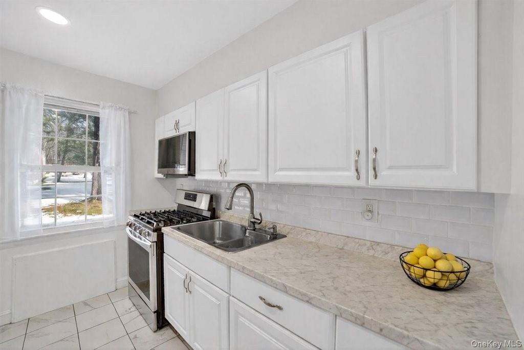 Photo of 1 Fieldstone Drive #77, Hartsdale, NY 10530 (MLS # 966533)