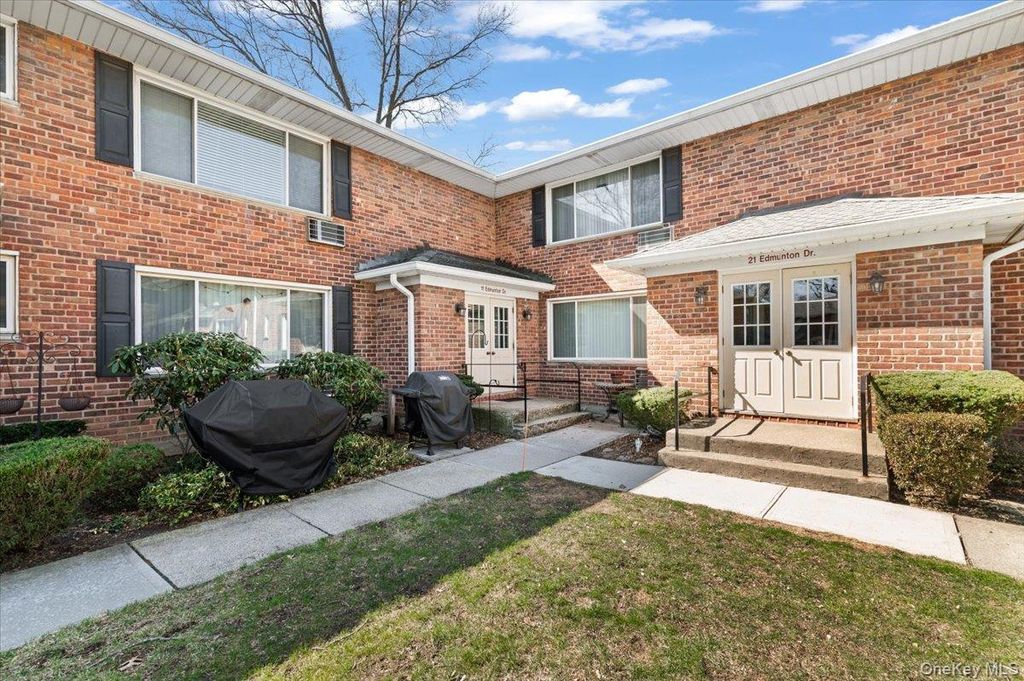 Photo of 11 Edmunton Dr Dr #E5, North Babylon, NY 11703 (MLS # 973790)