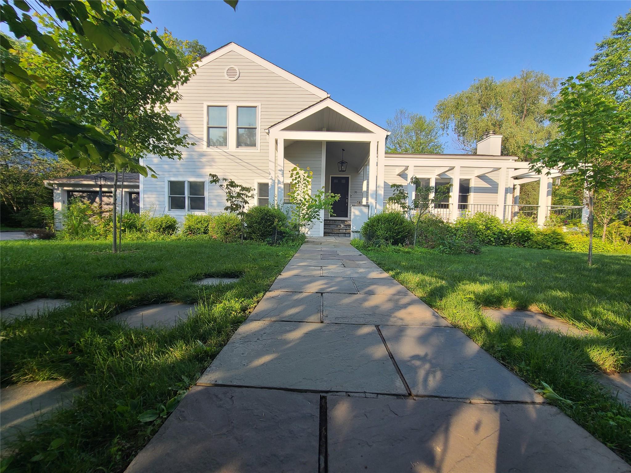Pierce Drive, Pleasantville, New York - 4 Bedrooms  
4 Bathrooms  
8 Rooms - 