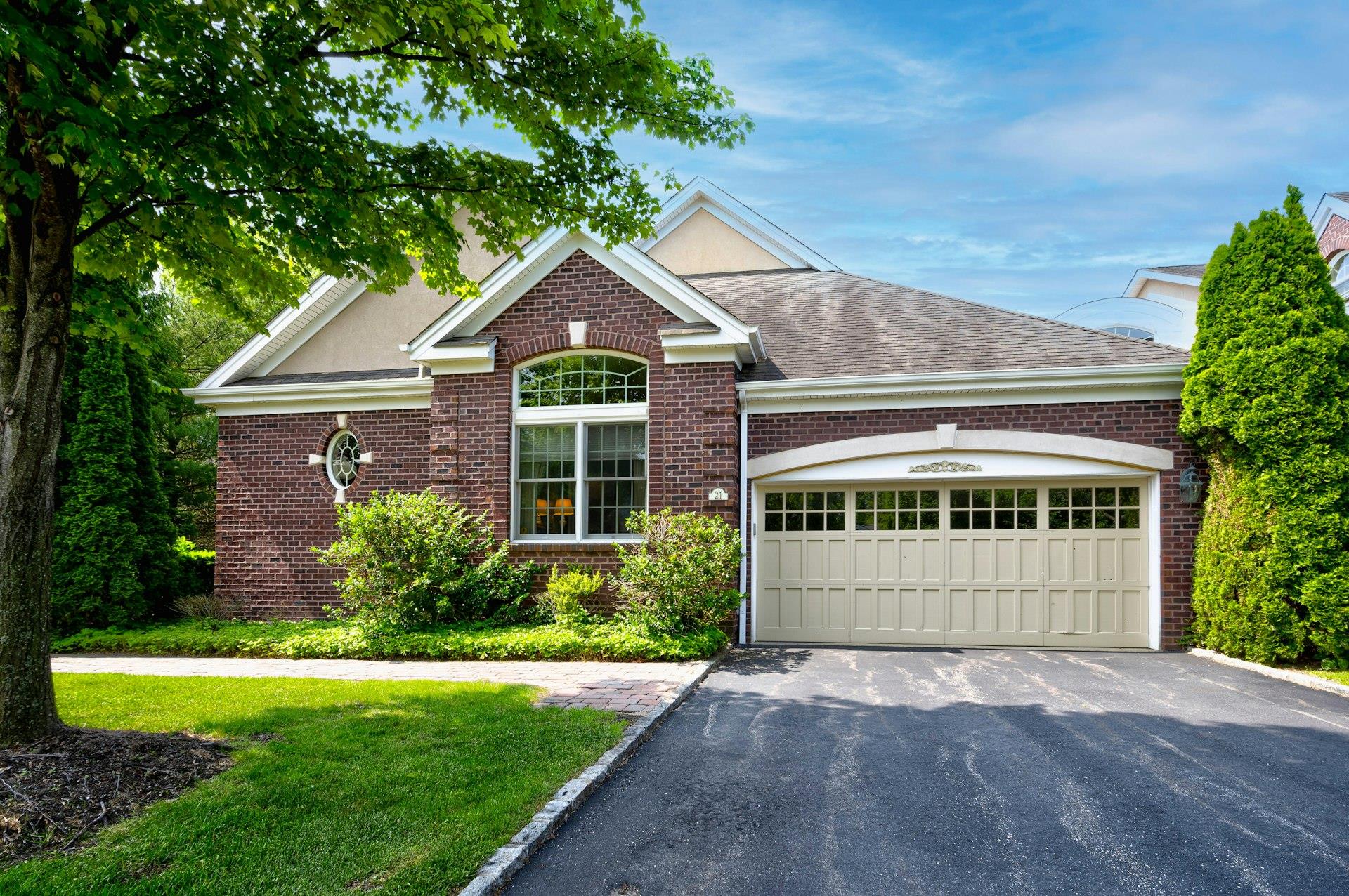 21 Hathaway Lane, Manhasset, New York image 1