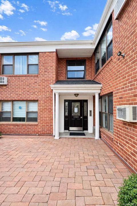 Homes For Sale - 1203 E BROADWAY E Broadway #G-11<br/> Hewlett, NY 11557