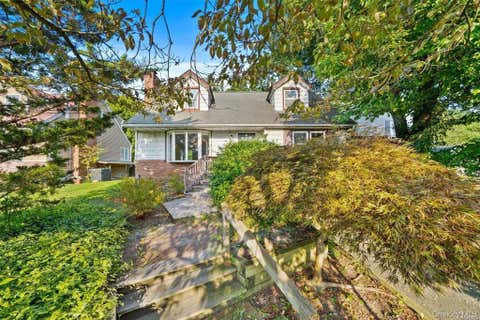 Homes For Rent - 228 Oakwood Road<br/> Huntington Station, NY 11746