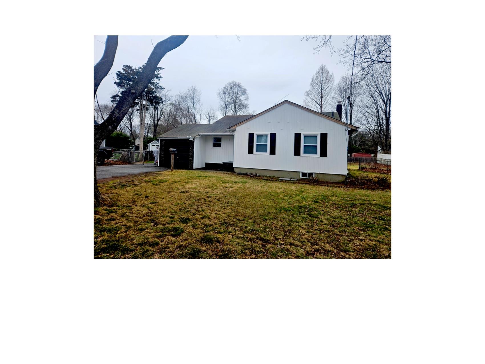 Juniper Avenue, Smithtown, Hamptons, NY - 3 Bedrooms  
1 Bathrooms - 