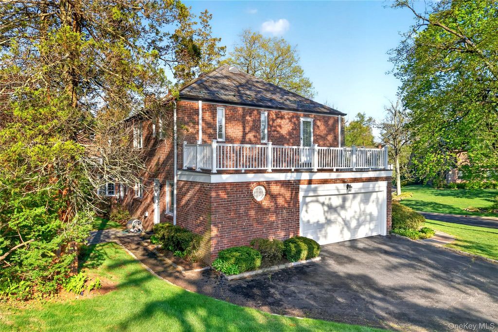 Photo of 138 Payne Whitney Lane, Manhasset, NY 11030 (MLS # 979030)