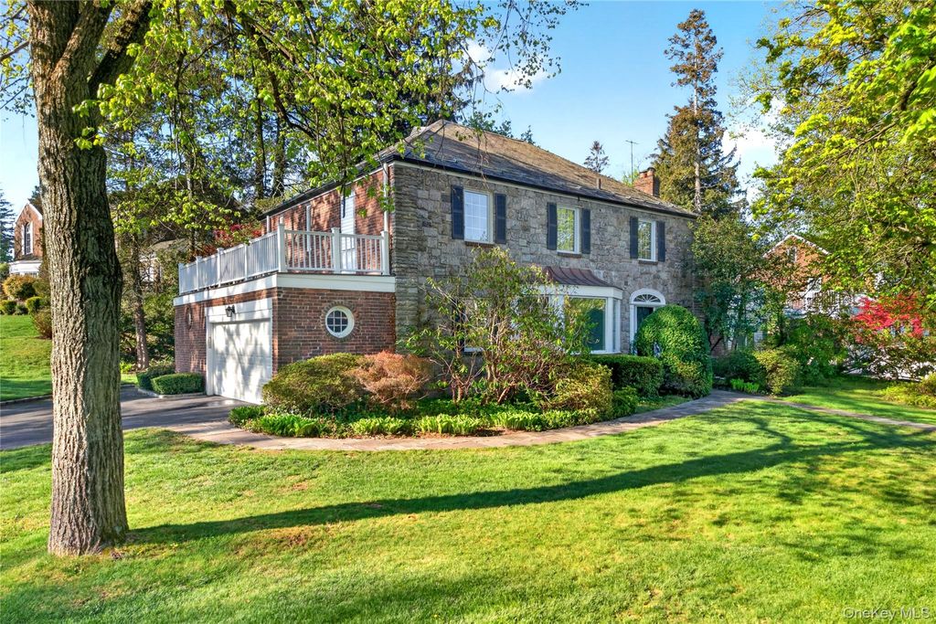 Photo of 138 Payne Whitney Lane, Manhasset, NY 11030 (MLS # 979030)