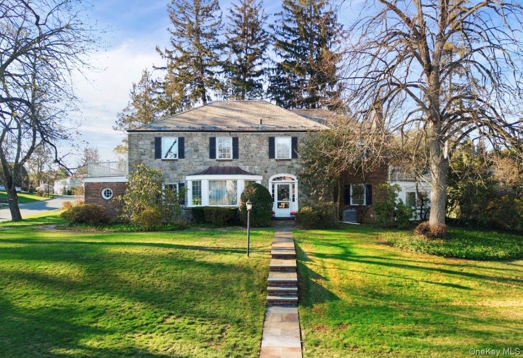 Photo of 138 Payne Whitney Lane, Manhasset, NY 11030 (MLS # 979030)