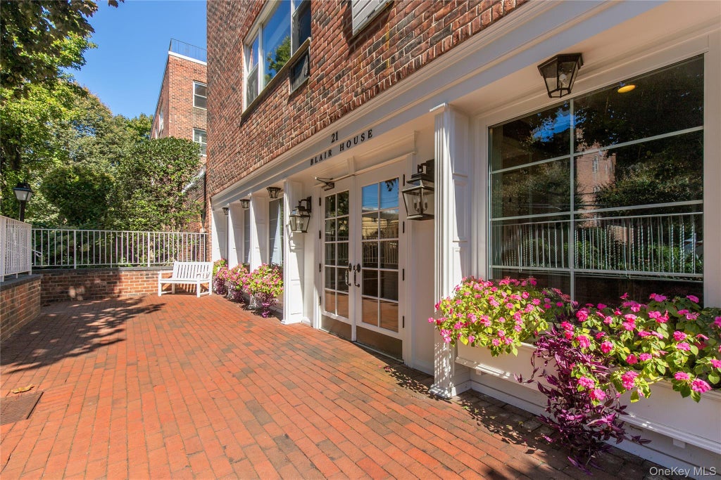 Photo of 21 Chapel Place Chapel Place #3J, Great Neck, NY 11021 (MLS # 1060297)