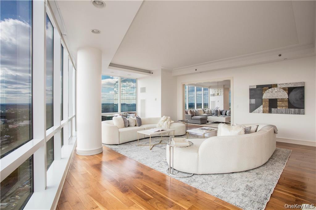 1 Renaissance Square PH4CD