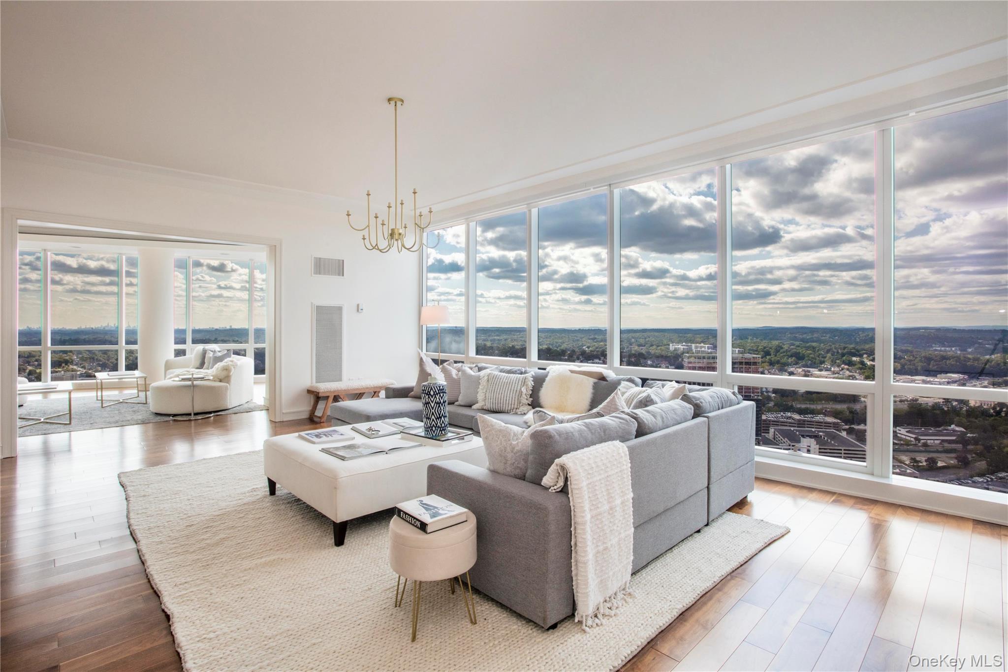 1 Renaissance Square PH4CD
