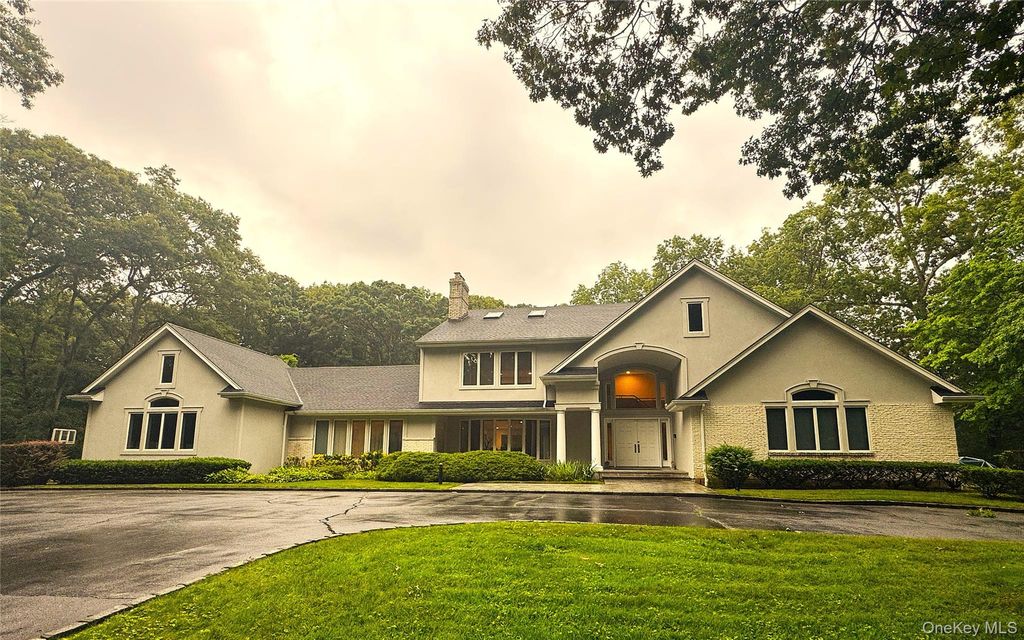 Photo of 8 Victorian Lane, Brookville, NY 11545 (MLS # 1017003)
