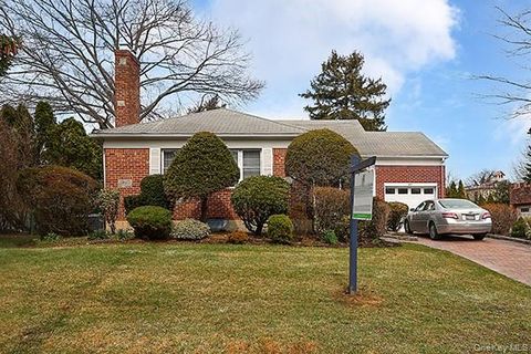 Homes For Sale - 97 Vanderbilt Avenue<br/> Manhasset, NY 11030