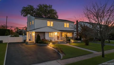 Photo of 30 Andover Lane, Hicksville, NY 11801 (MLS # 928928) Photo of 30 Andover Lane, Hicksville, NY 11801 (MLS # 928928)