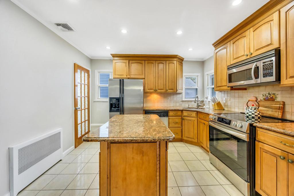 140 Saddle Rock Road, Valley Stream, New York image 11