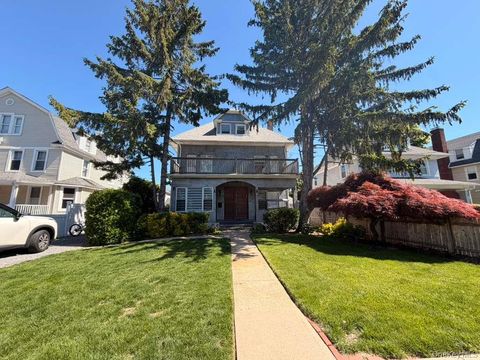 Photo of 30 Johnson Place, Woodmere, NY 11598 (MLS # 998973)