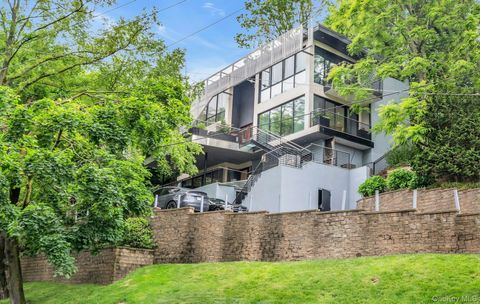 Homes For Sale - 112 Scudders Lane<br/> Glenwood Landing, NY 11547