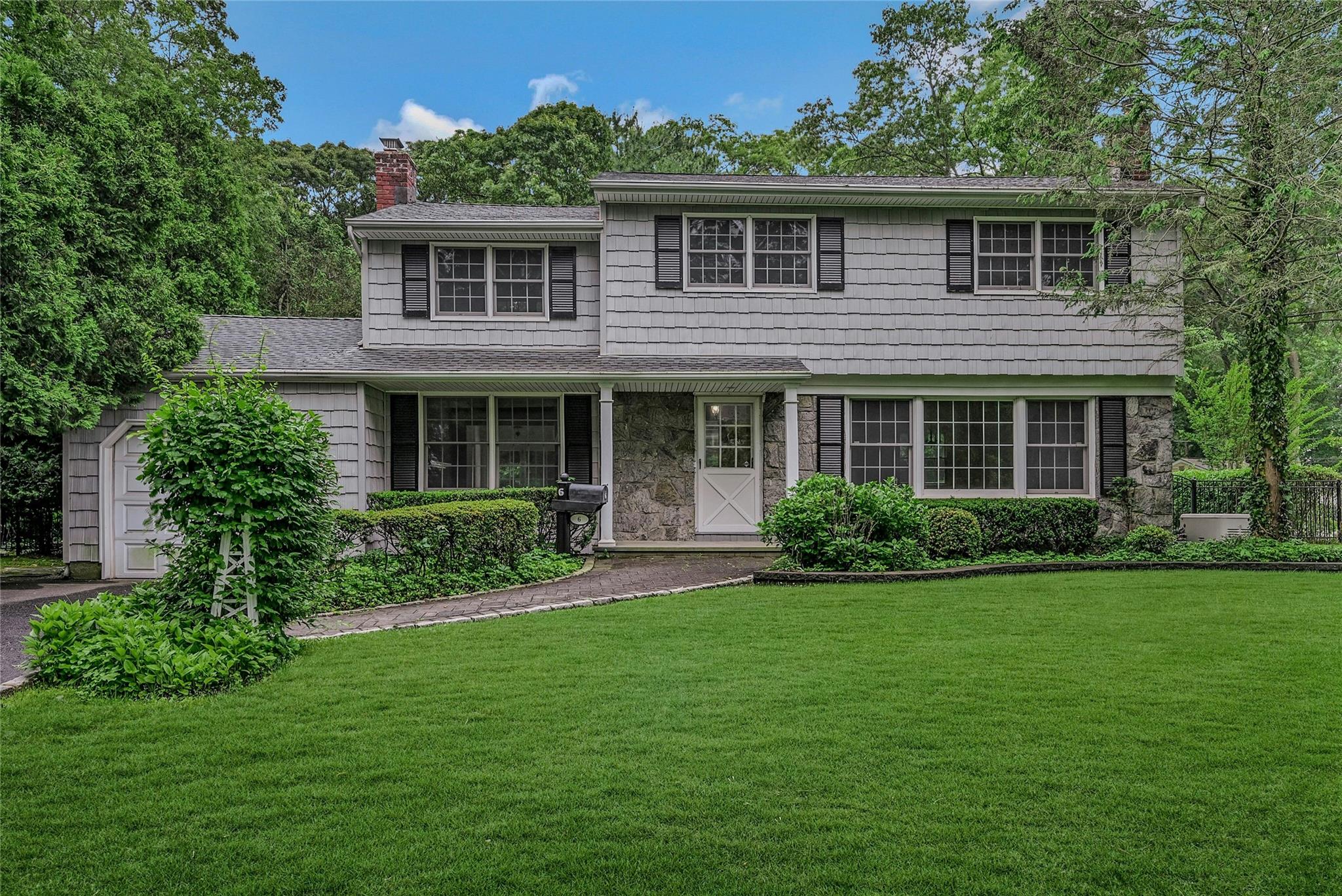 Rice Lane, Smithtown, Hamptons, NY - 4 Bedrooms  
3 Bathrooms - 