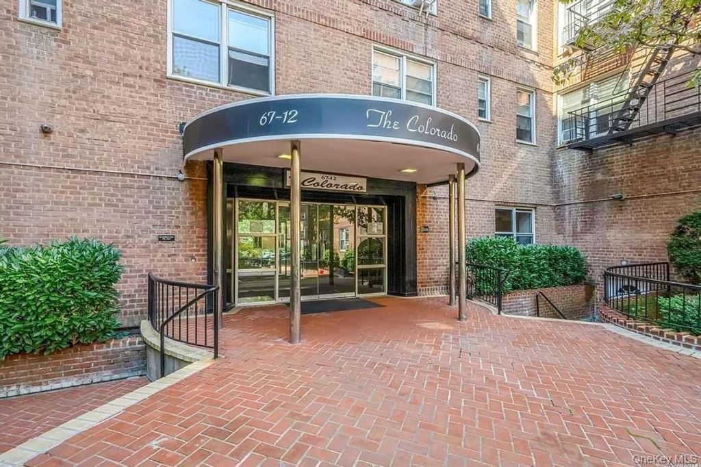 Photo of 67-12 Yellowstone Boulevard #F6, Flushing, NY 11375 (MLS # 965864)